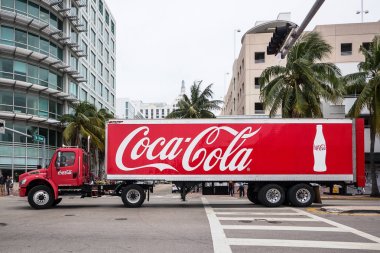 Miami, Amerika Birleşik Devletleri - 21 Mart 2016: Coca Cola kamyonu (kok) sokakta. Coca-Cola gazlı alkolsüz içecek, Atlanta, Georgia Coca-Cola Company tarafından üretilen olduğunu.