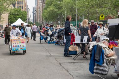 New York City - 16 Mayıs 2015: bit pazarı sokakta. Bir bit pazarı (veya takas) alanı satmak veya mal takas etmek istiyorum ve ürünler kullanılan kişiler için kiralar ın Bazaarı türüdür. 