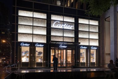 New York - 19 Mayıs 2015: Cartier dükkanında gece Manhattan'da Fifth avenue üzerinde.