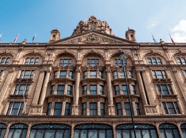 London, Büyük Britanya - Haziran 2015: Harrods mağazası, alışveriş ve Restoran turist noktası. Harrods 1849 açıldı ve şimdi Londra'nın en ünlü lüks mağaza biridir.