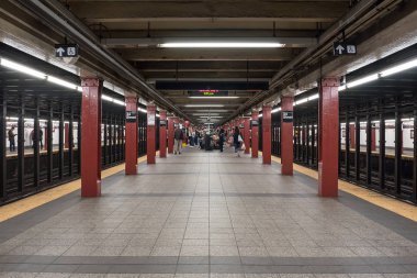 New York City - 16 Mayıs 2015: Commuters 34 sokak istasyonu platformunda bekliyor. Nyc metro 468 istasyonları ile dünyanın en eski ve en kapsamlı toplu ulaşım sistemlerinden biridir.