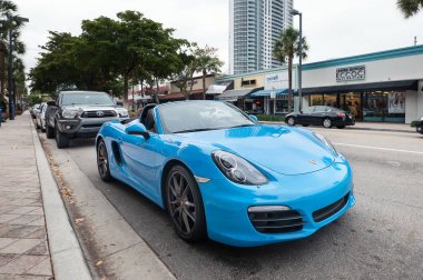 Fort Lauderdale, Amerika Birleşik Devletleri - 24 Mart 2016: Porsche Boxster sokakta park edilmiş. Yüksek performanslı spor otomobil, SUV'lar ve 1931 yılında kurulan otomobilleri konusunda uzmanlaşmış bir Alman otomobil üreticisi Porsche olduğunu.