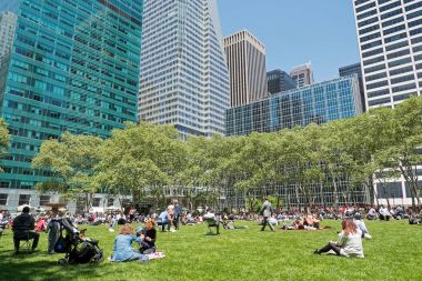 New York City - 14 Mayıs 2015: Turist ve New Yorklu güneşli bir günde Bryant Park'ta öğle yemeği zevk. Bryant Park Manhattan'da bulunan bir 9.603 dönümlük (38,860 m2) özel olarak yönetilen kamu parkıdır. 