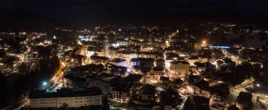 Cortina D'Ampezzo hava panoramik gece.
