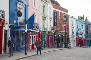 London, Büyük Britanya - 21 Haziran 2015: insanlar Portobello Road, Notthing Hill semtindeki ünlü Pazar alanında ziyaret.