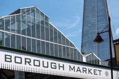 Londra - 18 Haziran 2015: Borough Market, Londra Köprüsü yakınlarında girişleri iz. Londra'nın en büyük ve en eski gıda piyasaları biridir.
