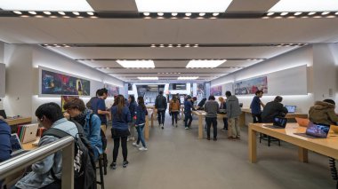 Tokyo, Japonya - Mart, 2017 yaklaşık: Müşteriler elma stok içinde. Apple Inc Cupertino, California'da merkezi bulunan bir Amerikan çokuluslu teknoloji firmasıdır. 