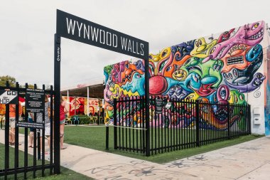 Miami, Amerika Birleşik Devletleri - 19 Mart 2016: Wynwood duvar giriş. Wynwood sanat ilçe Derneği Sanat Bayi, sanatçılar ve küratörler bir grup tarafından erken 2003 yılında kuruldu..