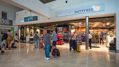 Lanzarote, İspanya - Haziran, 2017 yaklaşık: Duty Free Lanzarote Havaalanı içinde.