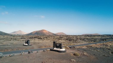 Municipio de Tias kapı yolu Adası Lanzarote, Kanarya Adaları Mavi gökyüzü ile çölde. İspanya, Europe. 