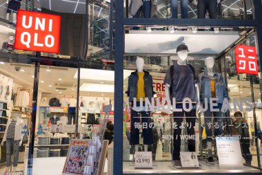 Tokyo, Japonya - Mart, 2017 yaklaşık: Uniqlo mağaza pencere. Bir Japon giyim Tasarımcısı, üretici ve perakendeci Uniqlo Co Ltd.. 