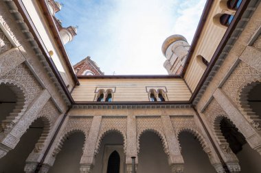 Riola, İtalya - 1 Ekim 2016: Mahkeme Rocchetta Mattei kale içinde. Bu Conte Cesare Mattei hanesi ve XIX yüzyılda inşa edildi.