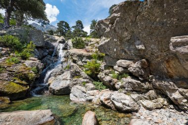 Art arda sıralı des Anglais şelale ve kristal berraklığında havuz Vizzavona Corsica, Fransa için yakınındaki Gr20 izinde. 