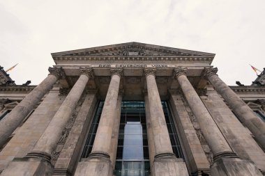 Berlin Reichstag Binası cephe. İnşaat Reichstag Binası 9 Haziran 1884 tarihinde başladı ve 1894'te tamamlandı.