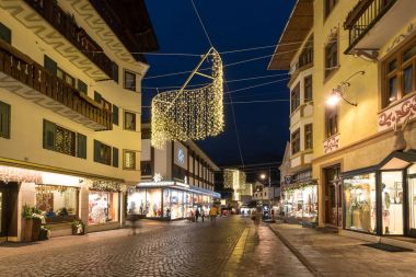 Cortina, İtalya - Aralık, 2017 yaklaşık: Cortina D'Ampezzo Görünüm Noel sırasında gece zaman.