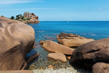 Ploumanach rock güneşli bir plaj. Brittany, Fransa.