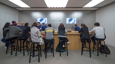 Tokyo, Japonya - Mart, 2017 yaklaşık: Müşteriler elma stok içinde dahi barında. Apple Inc Cupertino, California'da merkezi bulunan bir Amerikan çokuluslu teknoloji firmasıdır. 