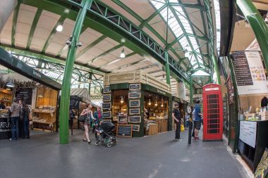 Londra - 18 Haziran 2015: Borough Market insanlar. Londra'nın en büyük ve en eski gıda piyasaları biridir.