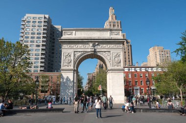 New York City - 8 Mayıs 2015: İnsanlar rahatlatıcı Washington Square Park. İle 9.75 dönüm (39,500 m2), Greenwich Village Manhattan Mahallesi'nde bir dönüm noktası olduğunu.