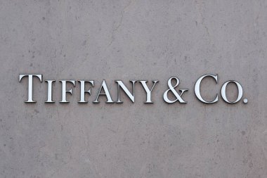 Tokyo, Japonya - Mart, 2017 yaklaşık: Tiffany ve Co logosunu görmeniz gerekir. Tiffany ve şirket merkezi New York'ta bulunan bir Amerikan lüks mücevher ve özel perakendeci, olduğunu.