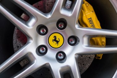 Kyoto, Japonya - Mart, 2017 yaklaşık: Ferrari 612 spor araba tekerleği ayrıntı. Ferrari S.p.A., Enzo Ferrari tarafından 1939 yılında kurulan bir İtalyan spor otomobil üreticisidir. Açıklayıcı yazı işleri. 