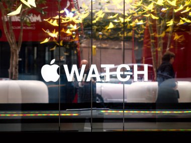 Londra, İngiltere - 21 Haziran 2015: Apple Watch işareti pencere store üzerinde yazılı. Apple Inc, IOS ve diğer Apple ürünleri ve Hizmetleri ile entegre tarafından geliştirilen bir smartwatch Apple Watch olduğunu.