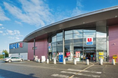 Quimper, Fransa - 6 Ağustos 2014: Super U Pazar. Yaklaşık sekiz yüz bağımsız süpermarketler oluşan bir Fransız perakendeciler kooperatif, Systeme U değil, Fransa 6 en büyük perakende grubu.