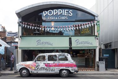 London, Büyük Britanya - 17 Haziran 2015: cephe ünlü Poppies balık ve cips Restoran.