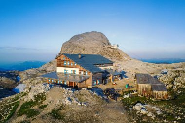 San Martino Di Castrozza, İtalya - Haziran 2017 yaklaşık: Rosetta sığınak Dolomites dağlar, İtalya. 