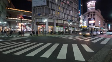 Tokyo, Japonya - Mart, 2017 yaklaşık: Shibuya geçerken geceleri. Shibuya özellikle genç insanlar için Japonya, moda merkezlerinden biri olarak ve büyük gece hayatı bölgesi olarak bilinen. 