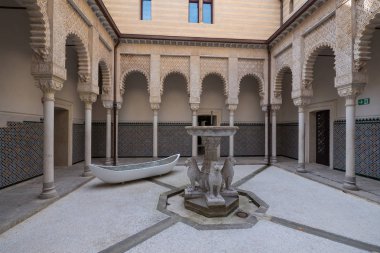 Riola, İtalya - 1 Ekim 2016: Mahkeme Rocchetta Mattei kale içinde. Bu Conte Cesare Mattei hanesi ve XIX yüzyılda inşa edildi.