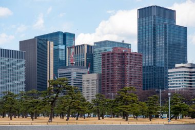 Önünde bahçeleri İmparatorluk Sarayı ile modern iş binalar içinde belgili tanımlık geçmiş. Tokyo, Japonya.