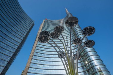 Milan, İtalya - 27 Eylül 2016: Artemide tarafından güneş ağacı ışıkları ile Unicredit gökdelen içinde belgili tanımlık geçmiş Gae Aulenti Square, Porta Garibaldi adlı yeni finalcial bölge Expo için inşa. 