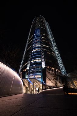 Tokyo, Japonya - Mart, 2017 yaklaşık: Roppongi Hills gökdelen gece. 