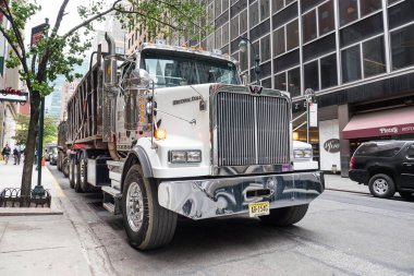 New York City - 13 Mayıs 2015: Ön görünümü Western Star büyük kamyon Ny sokağa park etti. Stok video 