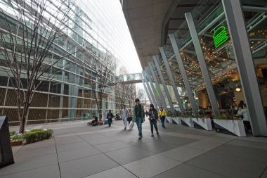 Tokyo, Japonya - Mart, 2017 yaklaşık: dış Tokyo Uluslararası Forum Chiyoda koğuşunda yürüyüş insanlar. 1996 yılında tamamlanan, bu bina bir Kongre Merkezi olduğunu. 