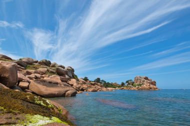 Ploumanach rock güneşli bir plaj. Brittany, Fransa.