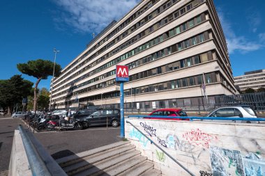 Rome, İtalya - Ekim, 2016 yaklaşık: Giriş Laurentina Eur Metro İstasyonu'na. Ağ açtım yapım o 1955'te ülkenin en eski.