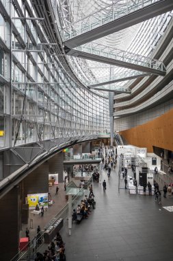 Tokyo, Japonya - Mart, 2017 yaklaşık: Chiyoda koğuşta Tokyo Uluslararası Forum Galeri lobi. 1996 yılında tamamlanan, bu bina bir Kongre Merkezi olduğunu. 