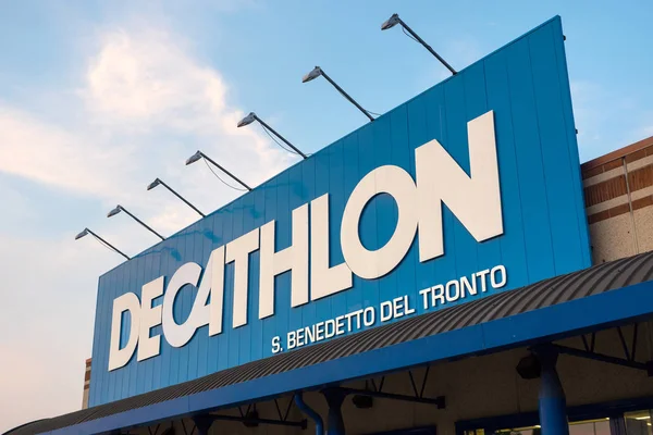 San Benedetto Del Tronto Italia Agosto 2015 Decathlon Sport Store — Foto de Stock