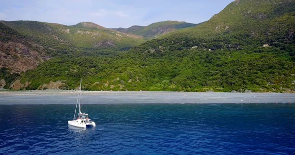 Corsica Fransa Için Yelkenli Tekne Katamaran Ile Nonza Plaj — Stok fotoğraf