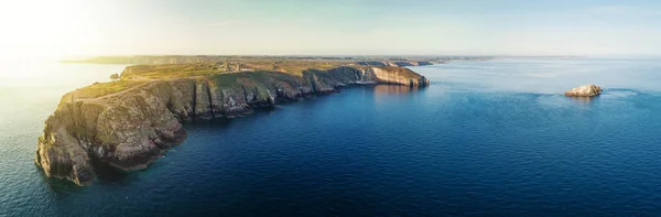 フレエル灯台と岬空撮をキャップします フレエルはフランス北部ブルターニュのコート ダルモール県の半島 — ストック写真