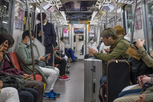 Токио Япония Circa March 2017 Люди Используют Смартфоны Внутри Вагона — стоковое фото