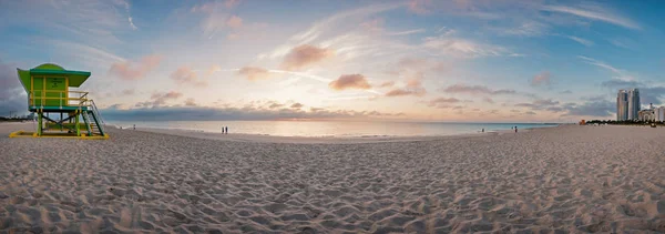 全景图像180度世界著名旅游地点 迈阿密海滩 佛罗里达州 典型的彩色艺术装饰风格的救生塔和在阳光下的大西洋海洋 — 图库照片
