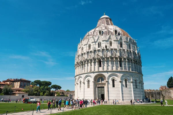 Pisa Włochy Maj 2016 Turyści Odwiedzający Baptysterium Campo Dei Miracoli — Zdjęcie stockowe