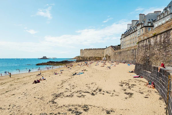 Saint Malo Francia Agosto 2014 Persone Che Rilassano Spiaggia Saint — Foto Stock