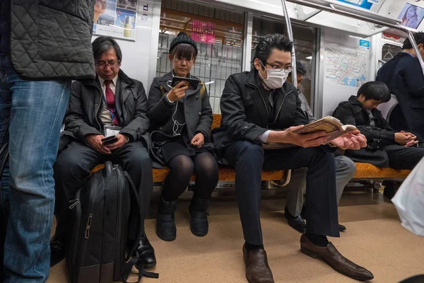 Tokyo Giappone Circa Marzo 2017 Persone Che Utilizzano Smartphone All — Foto Stock