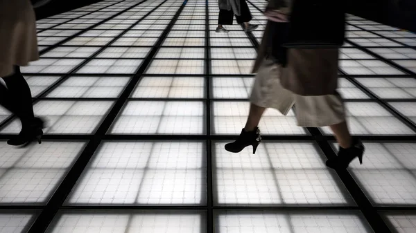 Mensen Silhouet Wandelen Buiten Tokyo International Forum Tokio Voltooid 1996 — Stockfoto