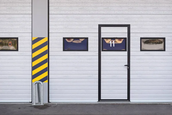 レース回路内のドアの詳細をガレージ — ストック写真