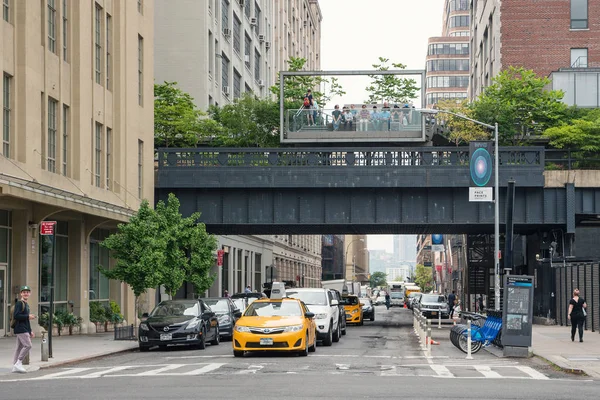 New York City - 16 Mayıs 2015: Görünümünü yüksek hat Park Caddesi. Yüksek hat Batı Yakası sokaklarda yukarıda yükseltilmiş bir tarihi yük demiryolu hattı üzerine kurulmuş bir parktır.